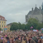 Mii de oameni au ieșit în stradă la Magdeburg, scandând „democrație”, înaintea votului crucial din Germania (Video)