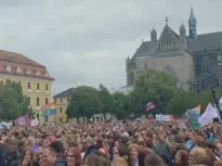 Mii de oameni au ieșit în stradă la Magdeburg, scandând „democrație”, înaintea votului crucial din Germania (Video)