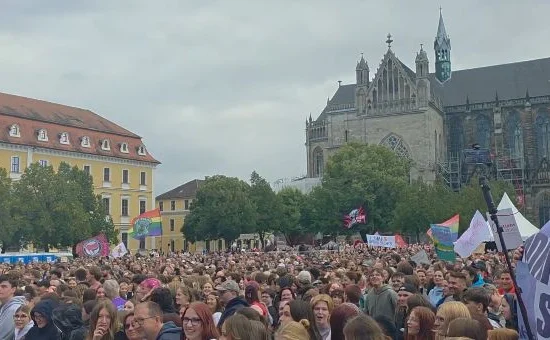 Mii de oameni au ieșit în stradă la Magdeburg, scandând „democrație”, înaintea votului crucial din Germania (Video)