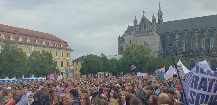Mii de oameni au ieșit în stradă la Magdeburg, scandând „democrație”, înaintea votului crucial din Germania (Video)