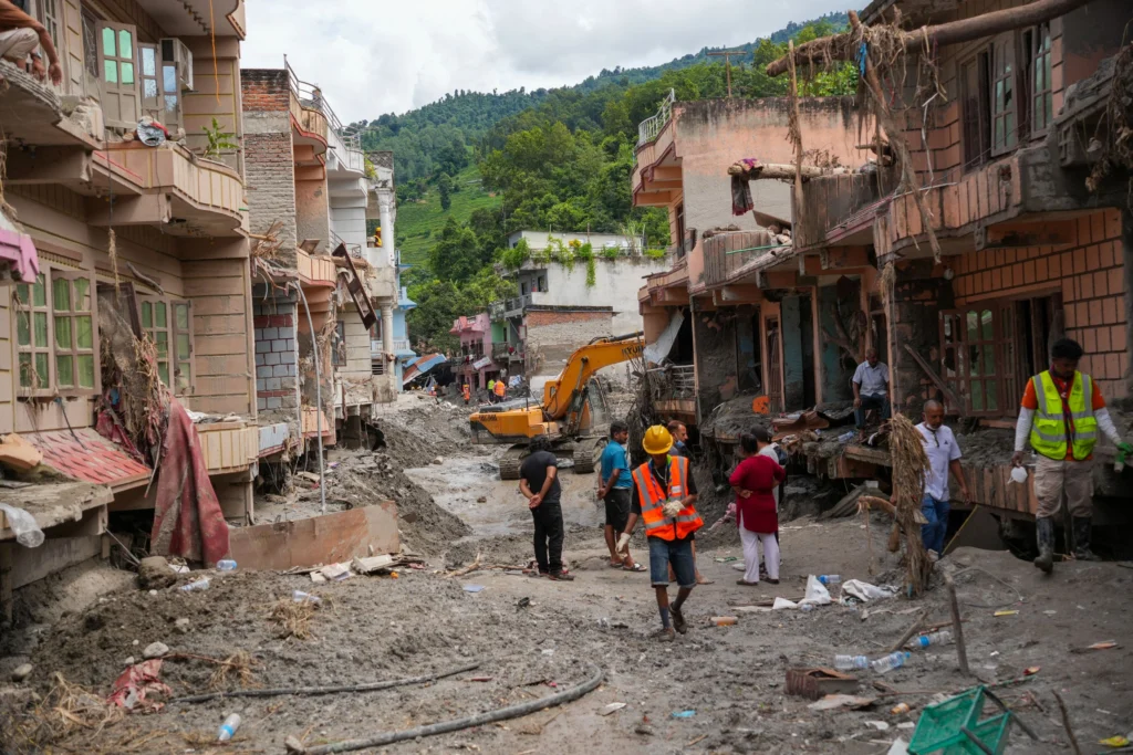 La opt zile după „tsunamiul din Himalaya”, au rămas doar noroi și ruine. Peste 5.600 de oameni sunt dispăruți (Video)