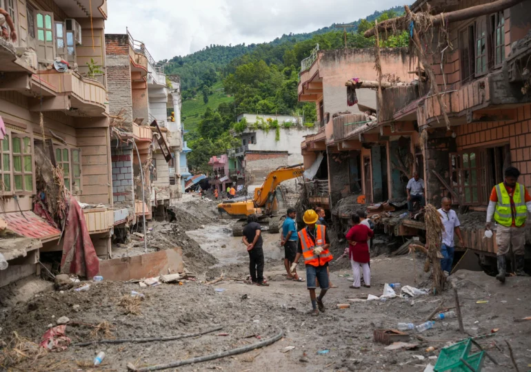 La opt zile după „tsunamiul din Himalaya”, au rămas doar noroi și ruine. Peste 5.600 de oameni sunt dispăruți (Video)