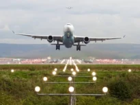 Aterizare de urgență pe Aeroportul Otopeni a unui avion al companiei TAROM care decolase din Cluj și urma să ajungă în Turcia/ Aeronava ar fi lovit un stol de păsări în timpul zborului