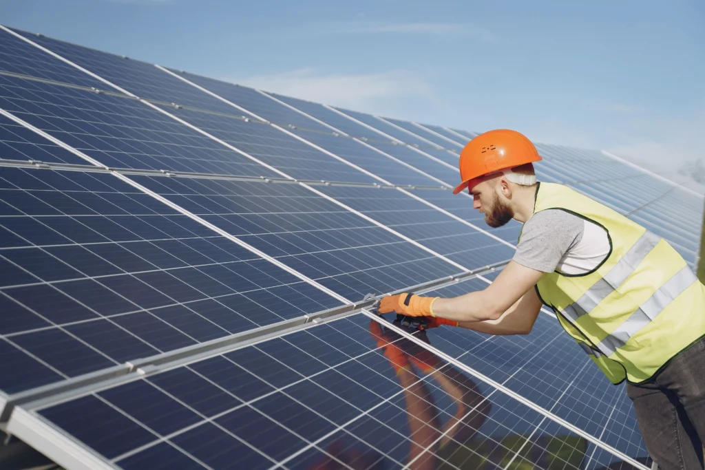 650 de milioane de euro pentru panouri fotovoltaice și baterii la instituțiile publice. Când pot fi depuse proiectele
