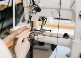 Piele, denim, prelată: ce mașină de cusut rezistă la materiale groase