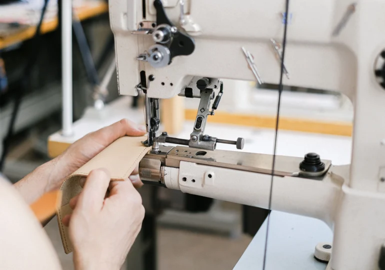 Piele, denim, prelată: ce mașină de cusut rezistă la materiale groase