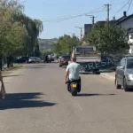 Viceprimar cu obuzul sub braț, pe scuter prin comună. L-a dus la Poliție, iar agentul a încremenit (Video)
