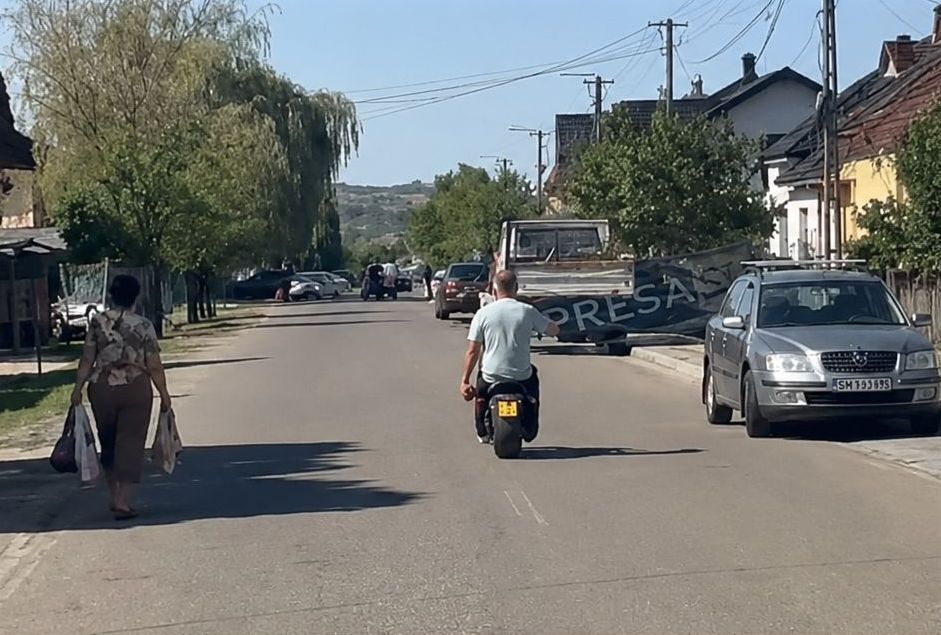 Viceprimar cu obuzul sub braț, pe scuter prin comună. L-a dus la Poliție, iar agentul a încremenit (Video)