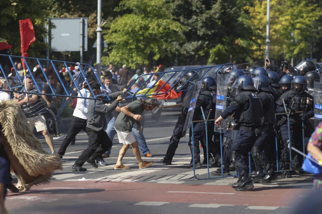 Protestul oierilor s-a transformat în bătăi de stradă cu jandarmii și injurii scandate în Piața Victoriei. Manifestanții violenți au încercat să intre în Guvern (Foto & Video)