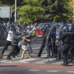 Protestul oierilor s-a transformat în bătăi de stradă cu jandarmii și injurii scandate în Piața Victoriei. Manifestanții violenți au încercat să intre în Guvern (Foto & Video) Hop și George Simion!