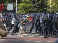 Protestul oierilor s-a transformat în bătăi de stradă cu jandarmii și injurii scandate în Piața Victoriei. Manifestanții violenți au încercat să intre în Guvern (Foto & Video)