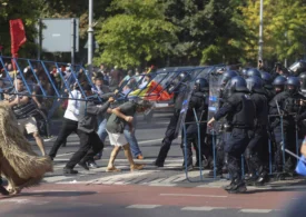 Protestul oierilor s-a transformat în bătăi de stradă cu jandarmii și injurii scandate în Piața Victoriei. Manifestanții violenți au încercat să intre în Guvern (Foto & Video)