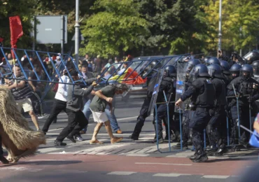 Protestul oierilor s-a transformat în bătăi de stradă cu jandarmii și injurii scandate în Piața Victoriei. Manifestanții violenți au încercat să intre în Guvern (Foto & Video)