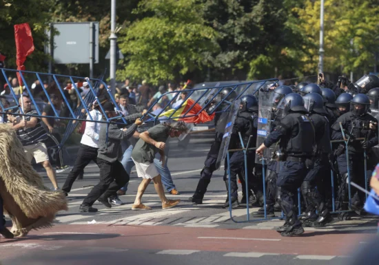 Protestul oierilor s-a transformat în bătăi de stradă cu jandarmii și injurii scandate în Piața Victoriei. Manifestanții violenți au încercat să intre în Guvern (Foto & Video)
