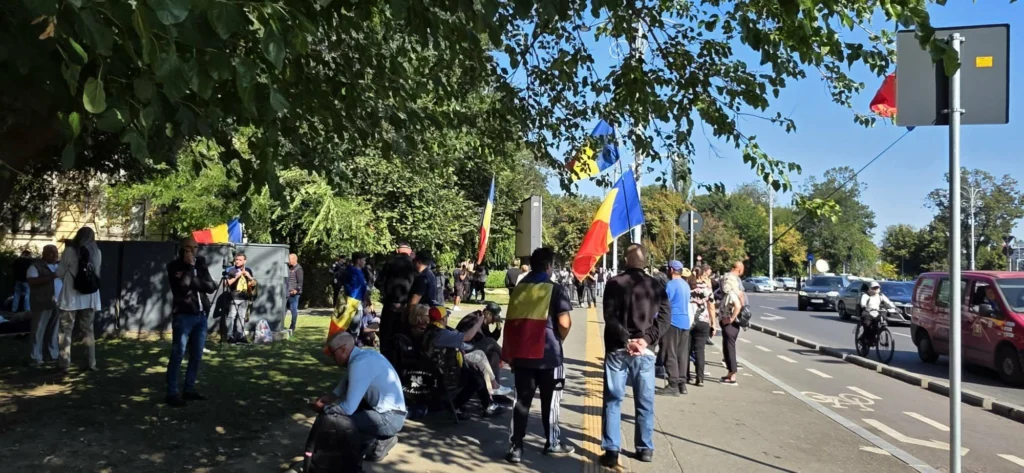 Nu toți fermierii au plecat acasă după violențele de ieri. Unii au dormit cu capul pe bordură și au planuri la Guvern și pentru azi