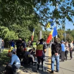 Nu toți fermierii au plecat acasă după violențele de ieri. Unii au dormit cu capul pe bordură și au planuri la Guvern și pentru azi