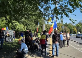 Nu toți fermierii au plecat acasă după violențele de ieri. Unii au dormit cu capul pe bordură și au planuri la Guvern și pentru azi