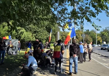 Fermierii nu au plecat acasă după violențele de ieri. Au dormit cu capul pe bordura și au planuri la Guvern și pentru azi