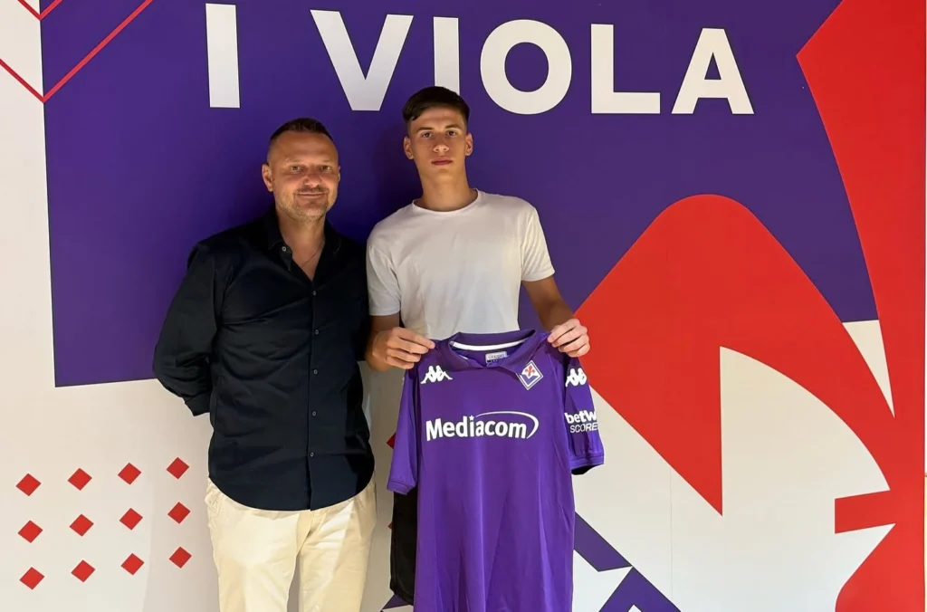 România are viitor: Fiorentina a transferat un fundaș central de 17 ani