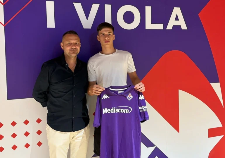 România are viitor: Fiorentina a transferat un fundaș central de 17 ani
