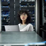 Un atac cibernetic poate opri activitatea unei firme mici. Cum poți obține o protecție mai bună pentru un IMM cu ajutorul AI