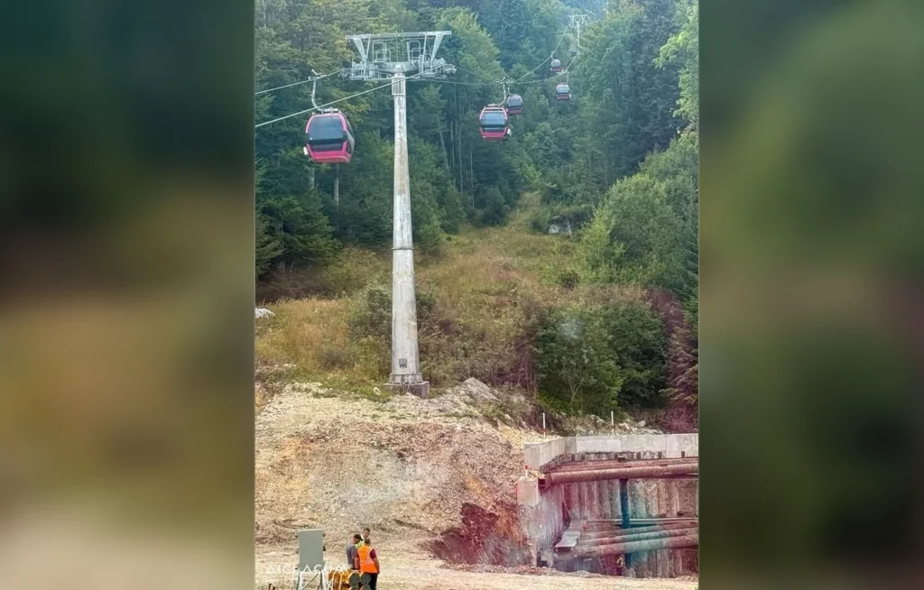 Telegondola din Sinaia a fost oprită de urgență. Un pilon s-a deplasat din cauza lucrărilor la un hotel
