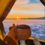 Tot mai multe femei pleacă singure în vacanță. Nu pentru că n-au cu cine, ci pentru că vor să facă propria alegere. Ce trebuie să știi înainte să faci un astfel de pas