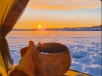 Tot mai multe femei pleacă singure în vacanță. Nu pentru că n-au cu cine, ci pentru că vor să facă propria alegere. Ce trebuie să știi înainte să faci un astfel de pas