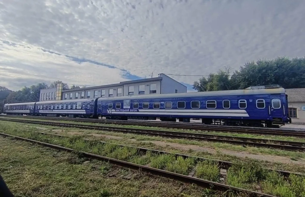 Drona care a lovit un tren în Ucraina, la granița cu Polonia, a ratat cu câteva minute o garnitură în care se afla Boris Johnson