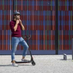 Cască obligatorie pentru toți cei care merg cu trotineta electrică. Guvernul susține schimbarea legii