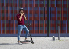 Cască obligatorie pentru toți cei care merg cu trotineta electrică. Guvernul susține schimbarea legii