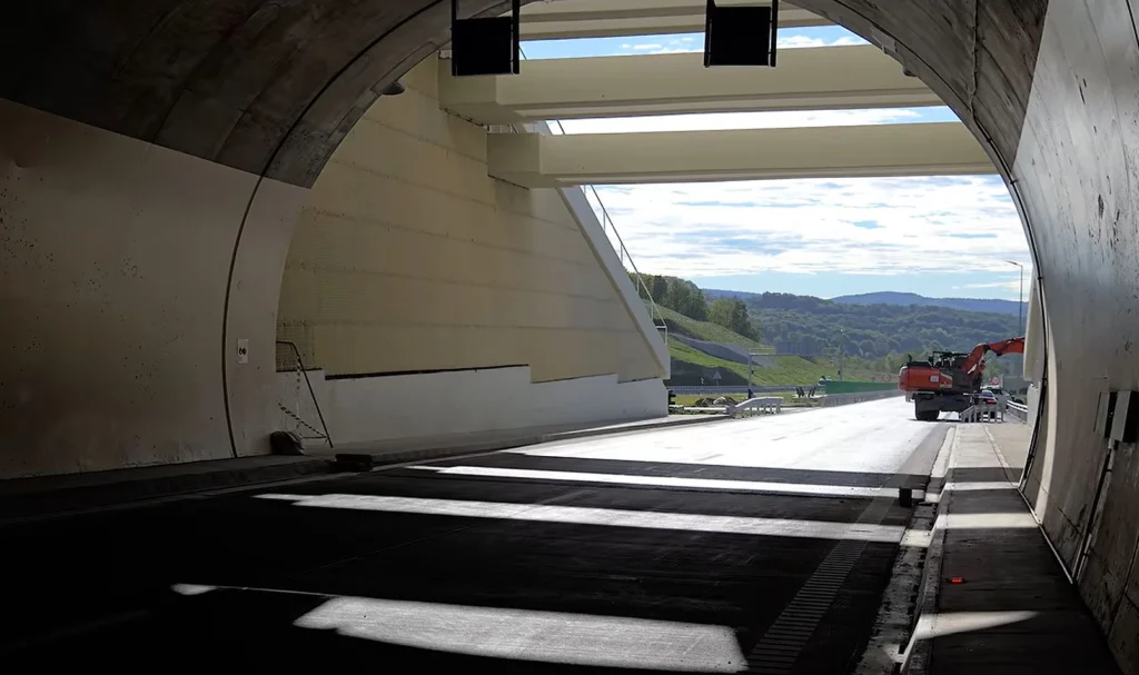 Cum arată primul tunel săpat printr-un deal pe o autostradă din România. Nu mai e mult până va fi deschis circulației (Video)