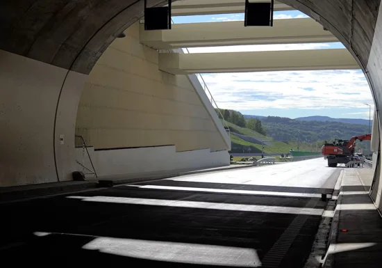 Cum arată primul tunel săpat printr-un deal pe o autostradă din România. Nu mai e mult până va fi deschis circulației (Video)