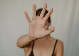 Raport european: Victimele violenței domestice se lovesc de birocrație când cer adăpost. Avertisment și pentru procesele privind copiii