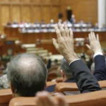Deputații nu vor mai putea vota de pe tabletă: „Parlamentarii trebuie să fie prezenți fizic la muncă”