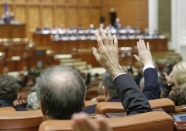 Deputații nu vor mai putea vota de pe tabletă: „Parlamentarii trebuie să fie prezenți fizic la muncă”