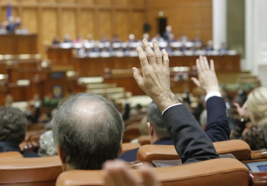 Deputații nu vor mai putea vota de pe tabletă: „Parlamentarii trebuie să fie prezenți fizic la muncă”
