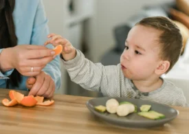 Alimentația copilului după vârsta de 1 an: cum se schimbă nevoile nutriționale pe măsură ce crește