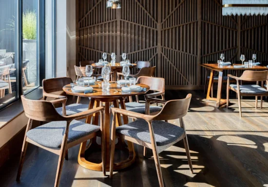 Restaurantele din România trec printr-un an greu- insolvențele cresc, marjele scad. Capcana scaunelor de casă și iluzia economisirii.