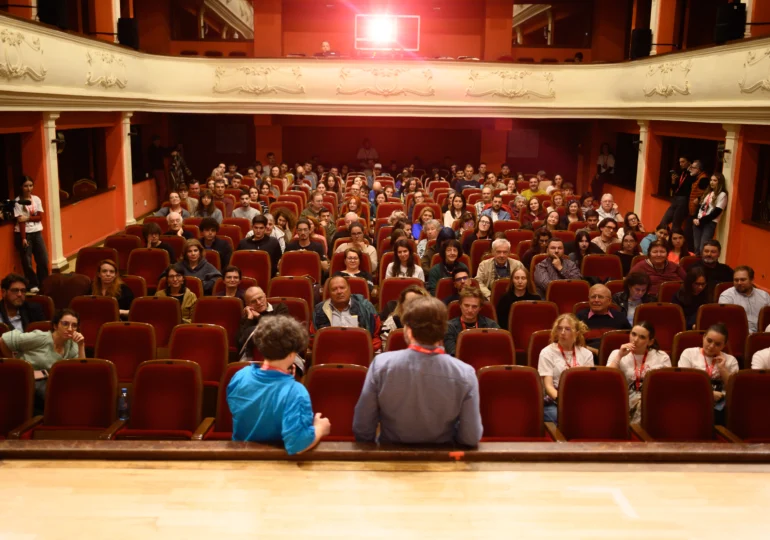 Jurnal de festival. „Merg la Astra Film, ia uite câți sunt!”. Ce au în comun ChatGPT, un sat din Bistrița și dansul burlesque?