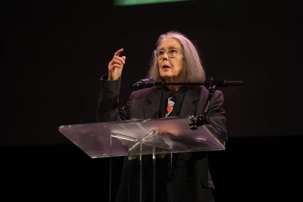 Anne Carson „asculta vântul” când a aflat că a câștigat Nobelul pentru Literatură: „E o nebunie. Sunt cu toții nebuni”