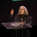 Anne Carson „asculta vântul” când a aflat că a câștigat Nobelul pentru Literatură: „E o nebunie. Sunt cu toții nebuni”