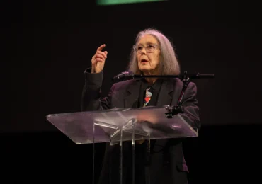 Anne Carson „asculta vântul” când a aflat că a câștigat Nobelul pentru Literatură: „E o nebunie. Sunt cu toții nebuni”