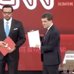 În primăvara anului trecut, în plină campanie electorală, într-o dezbatere organizată de Antena 3 CNN, la o întrebare a unui reporter despre posibilitatea creșterii TVA, Nicușor Dan a făcut o promisiune scrisă în fața camerelor de luat vederi că, în situația în care va ajunge președinte, taxa pe valoarea adăugată nu se va modifica. Ceea ce nu s-a întâmplat.