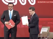 În primăvara anului trecut, în plină campanie electorală, într-o dezbatere organizată de Antena 3 CNN, la o întrebare a unui reporter despre posibilitatea creșterii TVA, Nicușor Dan a făcut o promisiune scrisă în fața camerelor de luat vederi că, în situația în care va ajunge președinte, taxa pe valoarea adăugată nu se va modifica. Ceea ce nu s-a întâmplat.