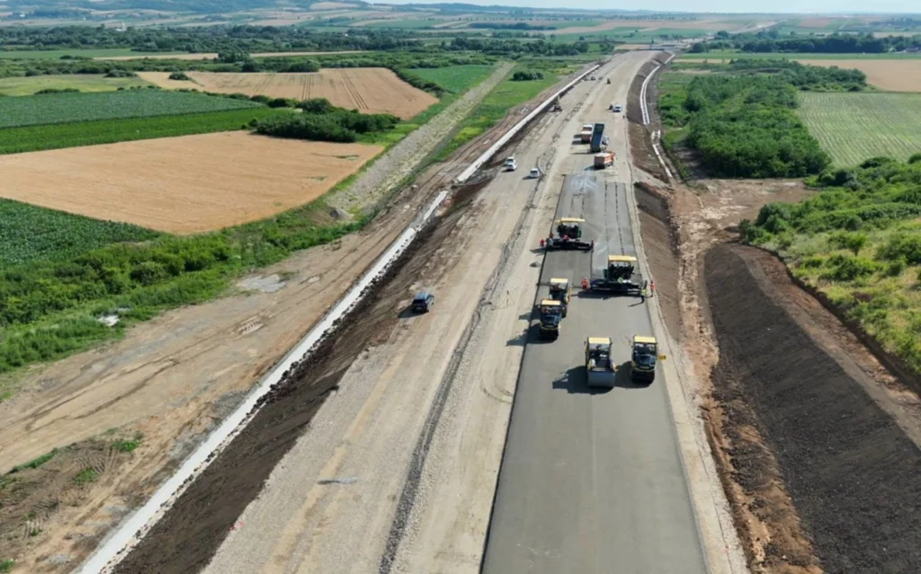 După un început mai timid, constructorul s-a dezlănțuit în ultimele luni pe Autostrada Unirii. Când se va circula pe primii kilometri