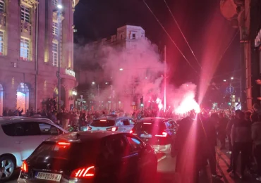 Alegeri cruciale în Serbia: Cozi și prezență record la vot. Tensiune la Belgrad. Indivizi mascați au atacat alegătorii cu bare metalice și torțe (Video)