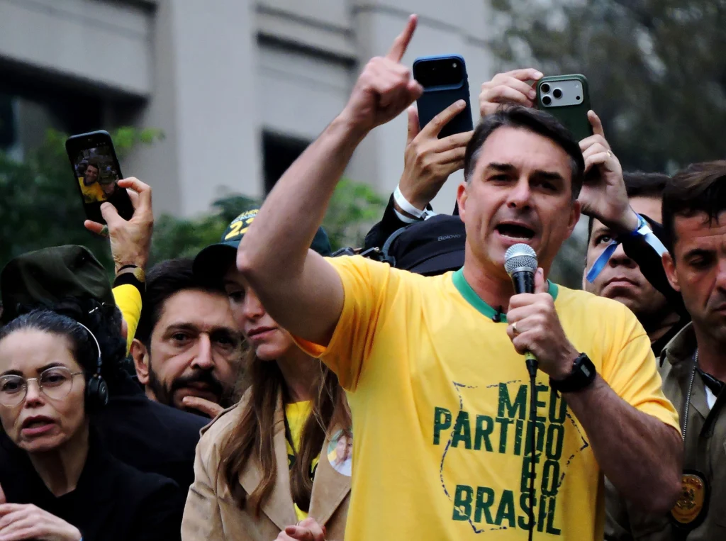 Fugit în SUA, Flavio Bolsonaro se proclamă liderul Braziliei. Până și aliații săi îl contrazic