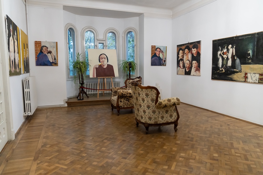 Offline la Madrigal – trei ore fără telefoane, printre cărți, artă și muzică, la Galeria Madrigal