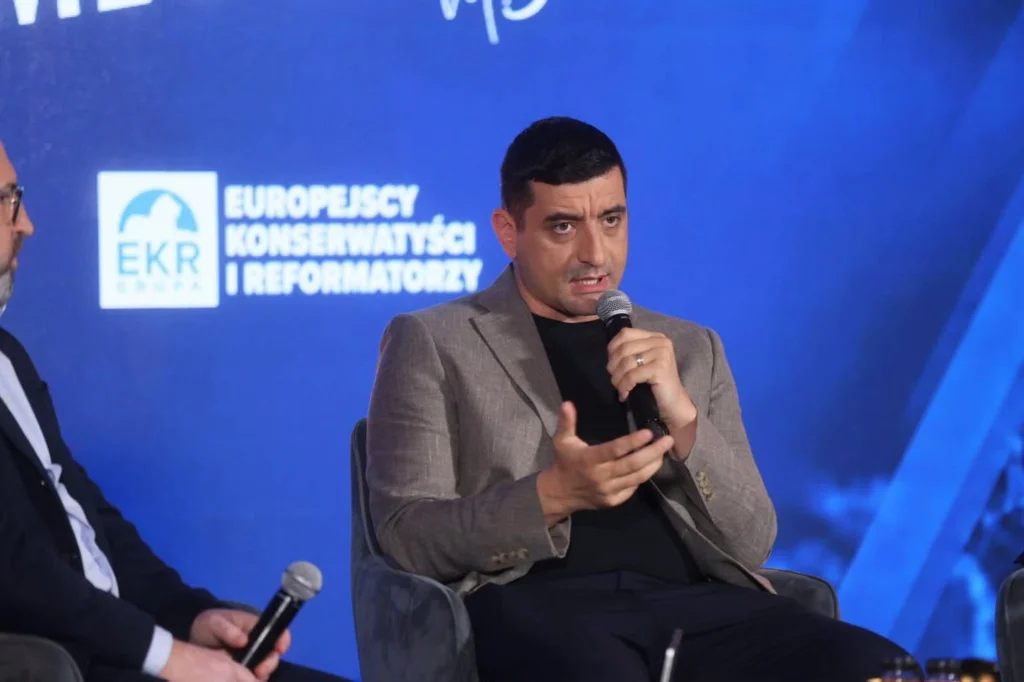 Fanii lui Călin Georgescu protestează la Arestul Central. Simion face apel din Polonia la mobilizare